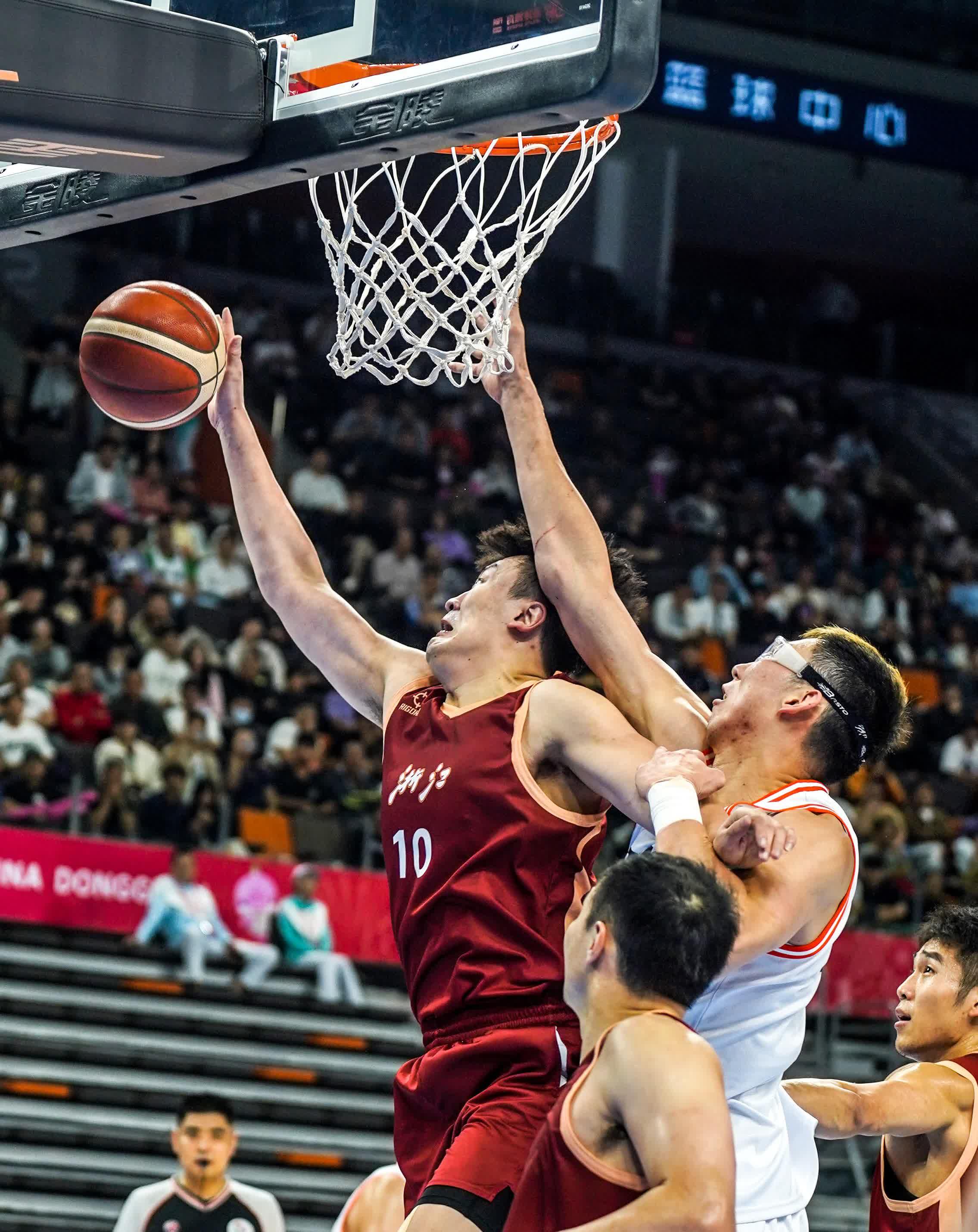 今晚突围战来临，多特蒙德围绕CBA季后赛遗憾出局，管理层满意，资深球员宣示担当